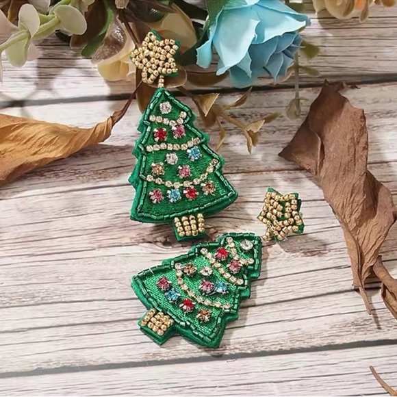 Christmas Tree Green Beaded Earrings - Picture 3 of 5